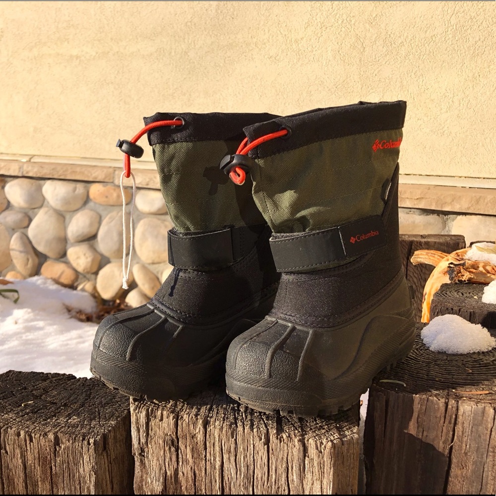 Nearly new Columbia Toddler Powderbug snow boots